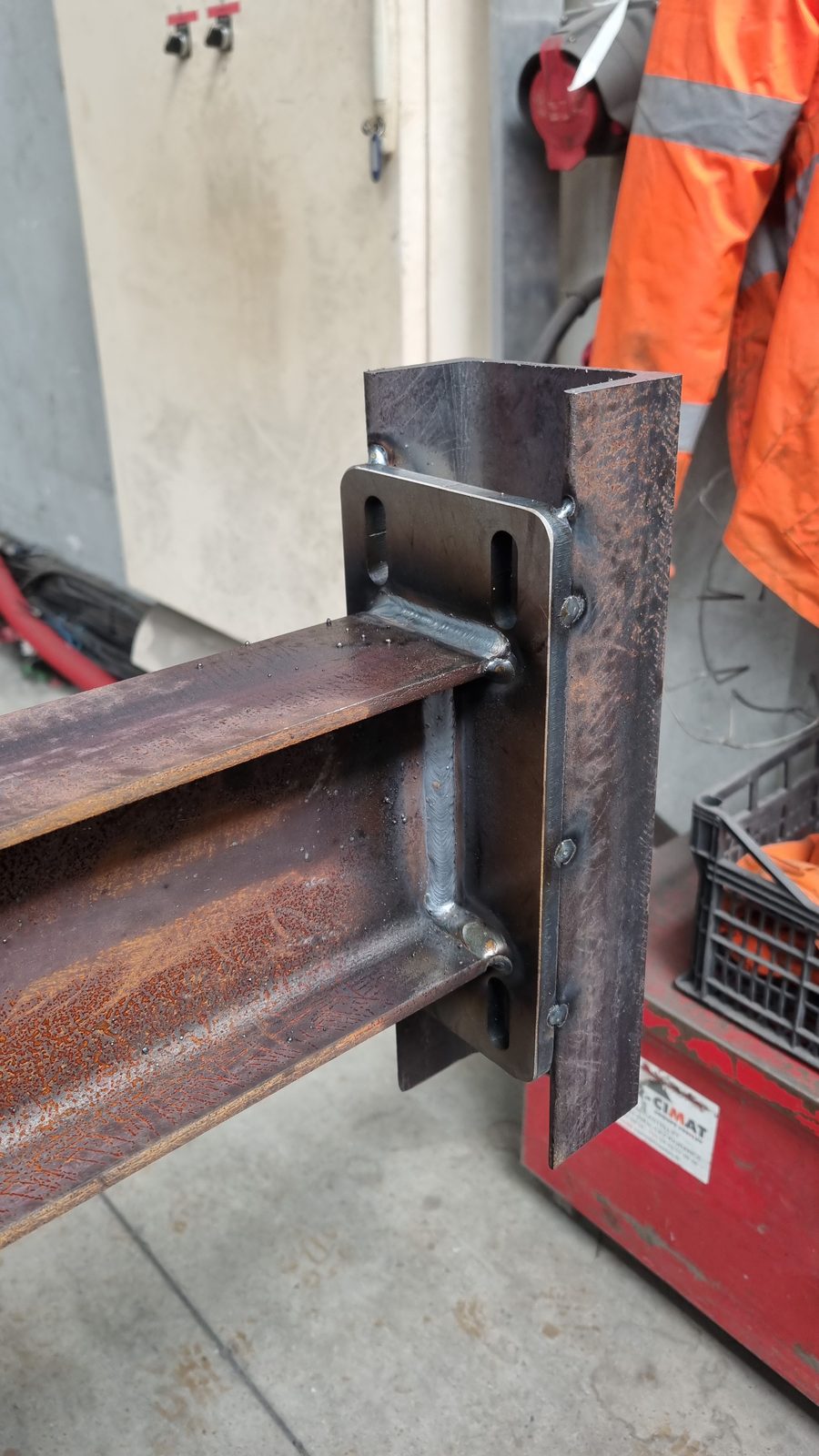 Assemblage soudé, détail de fixation sur poutre