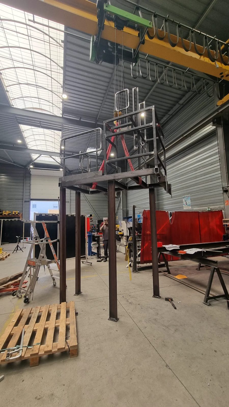 Plateforme élevée avec garde-corps, levage en atelier