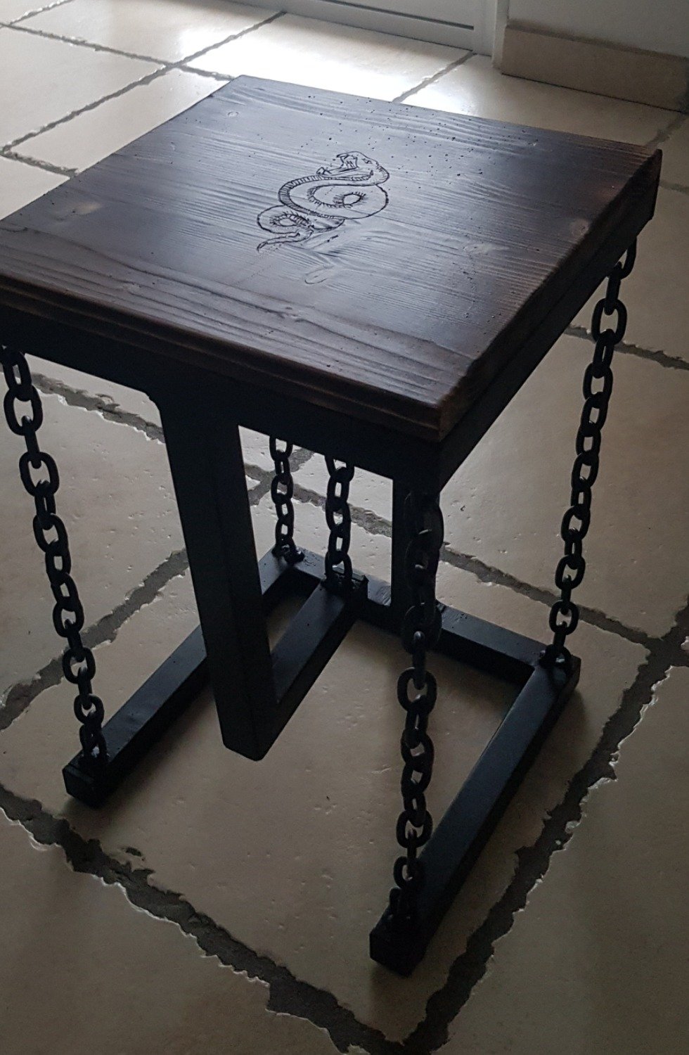 Table basse en acier et bois, pieds à chaînes